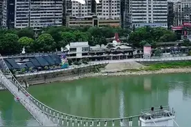 延平，原为南平市（地级市）政府驻地，2014年南平市政府迁至建阳区，延平区仍为经济、交通核心区之一。一半历史，一半山水，高铁直达，说走就走。闽江源头，山水画廊！  郑成功封王地，古塔见证传奇！  避暑天花板「茫荡山」，23℃的夏天！  南孚电池老家，藏着“电力十足”的工业密码！  因明代郑成功受封“延平王”而得名，历史上曾是闽北政治、军事重镇。