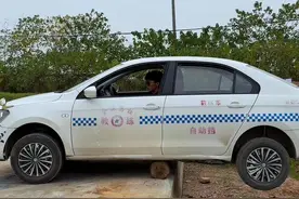 倒车不小心两后轮掉下路坎，车轮失去抓地力，老司机教你一个人该如何正确自救#专业动作请勿模仿