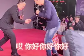 大明星很低调，很谦和，跟咱们父老乡亲互动甚欢，大美谷城欢迎您@何家劲 💪🌺👍低调随和  不摆架子，值得学习！💪💪💪