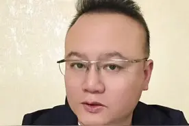 老人违法可以报警，这样做缺德，比老人家违法更严重！ #两名男子给熟睡的老人泼冷水 #热评 #热点