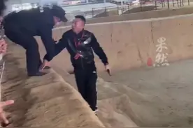 男子突然跳进兵马俑一号坑，自称要近距离观赏，当地回应：涉事男子已移交公安机关处理，公安机关已对男子进行批评教育并处罚款视频封面