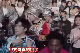 别人都沉浸在热闹氛围 只有#卤鹅哥 看出来#甲亢哥 真的饿了，#卤鹅哥第四次投喂甲亢哥
