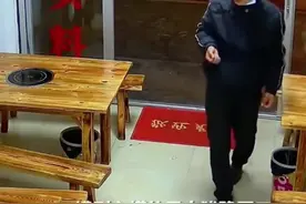 老板暖心送饭，男子跪地谢恩。 #社会百态 #感人一幕 #暖心瞬间视频封面