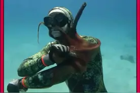 小哥被顽强的八爪鱼缠住身体 #神奇动物在抖音 #内容启发搜索 #动物世界