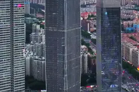 沉睡了10几年的东莞如今终于睡醒了，就在刚刚东莞放大招了，发布了东莞市促进服务消费高质量发展实施方案，要大力发展夜间经济，对酒吧、娱乐场所、驻唱助园等营业性演出应批尽批，还会举办美食节、咖啡节等活动，打造莞邑美食IP, 发展住宿加休闲酒店业务。那个曾经的东莞又回来了吗？#航拍 #东莞 #东莞国贸