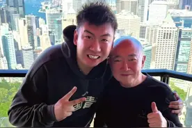 2米百家饭体验——在自家高空阳台俯瞰香港风景是种什么体验？也听爷爷讲讲他自己的故事#2米百家饭体验#博朗剃须刀