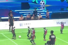 【青蜂侠解说“机超”足球赛了！来看AI在摔倒中“加速进化”】