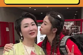 吴艳妮热血文中最感动的一瞬，让所有人都知道了妈妈的名字🥹#吴艳妮 #熊艳 #母女 #亲情 #感动视频封面