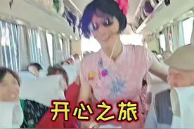 #上热门话题🔥 旅游大巴上的搞笑视频，笑破肚皮#给大家带来一丝欢乐 #一路笑开花 #公交车上趣事多 #军垦名城石河子视频封面