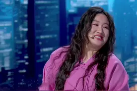 一群人叫接机，一个人叫接头。#今晚开放麦第二季 @锤娜丽莎  金句频出，爆笑分享自己的“独立歌迷”的“接头”轶事。视频封面