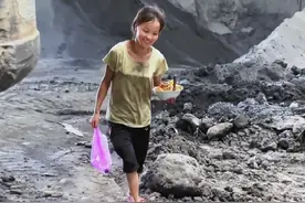 “最爱你的人啊，不是冲着你的光芒赶来，而是看到你在泥地里艰难前行时，不顾你的狼狈，温柔的伸出了手。” #爱情 #婚姻视频封面