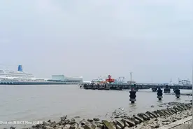 上海宝山长江宝杨码头，快艇横渡长江去崇明。视频封面