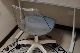 装修剩下的木板，舍不得扔掉，想着废物利用一下。阳台有一块凹进去的地方，正好做一个书桌，（ 我的私人空间😉）量好尺寸切割木板，从网上买了支架，木板拼接的地方不知道怎么处理，先暂时铺一块pvc软垫。不放太沉的东西，一般承重是没有问题的。#废物利用 #变废为宝#自制书桌视频封面