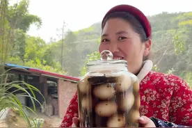 腌咸鸡蛋 用我这个传统老方法腌的鸡蛋，个个起沙流油，趁谷雨之前抓紧起来吧 ！#农村美食 #农村生活 #新农人计划2025 #腌鸡蛋简单做法 #腌鸡蛋