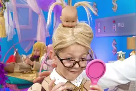 聪明调皮的小美在游泳？第一视角带你去体验漂亮的游泳池视频封面