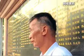 游客涌向厦门清水宫拍飞机，管理大爷热情指导：“来了来了”“如果没指挥 ，大家60%拍不到”，现场还提供免费茶水饼干和水果视频封面