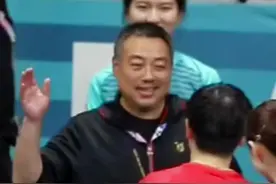 中国乒乓女团夺冠后，刘国梁指导送上拥抱#刘国梁视频封面