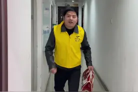老公在外聚餐半夜不回家，老婆劝说无果，让外卖小哥帮忙一招搞定！#看一遍笑一遍 #暖阳欣小丫 @欣小丫•K99 @卢小齐K99视频封面