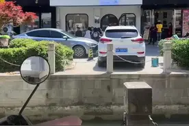 谁认识这群人直接和我讲，发了三遍发不出去，那我就配音发一遍，我不在家欺负我家员工，说话大的不得了，乖乖的人家出来打工就是没本事，人家没有老公养，人家翠翠一个月上万的工资，在你眼里没本事，你有老公养你牛啊，还有这个穿白衣服背黑包的，我看看你多大本事，多大财力，老公多大老板，你不是跳的吗，全网寻人！视频封面