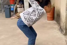 8岁小女孩凭借出类拔萃的空翻本领走红网络#武术#空翻 #翻跟头 #台上一分钟台下十年功 #高手在民间 #运动女孩视频封面