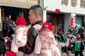 三胞胎给小朋友惊讶住了。 学校门口炸街#接孩子放学现场 #三胞胎日常视频封面