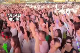 哈尔滨冰雪大世界万人烟花中蹦迪，尖叫声不断！#哈尔滨啤酒节 #人山人海太热闹了 #2024赴一场烟火狂欢 #哈尔滨啤酒节免费入园 #这个暑假一定要来哈尔滨