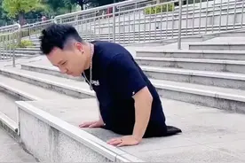 这是一个无臂的男人他仍然坚强乐观积极努力的生活。#残疾人 #身残志坚 #励志 #生活不会辜负每一个努力的人 #上热门视频封面