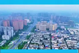 四川四大反骨崽，网友吐槽其中之一便是德阳的广汉。德阳成为地级市前，广汉归成都管，现在还有广汉人盼着能再次划到成都，毕竟跟着成都发展更有前途。广汉离德阳和成都距离差不多，但和成都交流更多，城区发展都快和成都青白江连上了，而和德阳间还有大片空地。历史上，广汉是州、郡级别，德阳曾是它管的县，这种历史差异让广汉人心里不认可德阳。地理位置上，广汉发展更多靠成都带动，比如成都地铁S11线。所以，广汉人对德阳的归属感远小于对成都的。那么四川还有哪些“反骨崽”欢迎大家补充！#四川#广汉#德阳#城市发展#实话实说视频封面