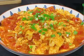 西红柿炒鸡蛋怎样做？30年饭店大厨教你几招，超好吃又下饭视频封面