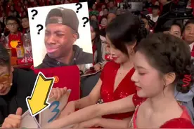 刘谦春晚魔术差点又被砸场子，惊险失误时刻#魔术揭秘 #任敏 #尼格买提魔术失误 一年一度砸场子选手