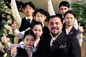 揭秘外国老板多重身份之《餐饮顾问》家人们有人了解餐饮顾问这个职业吗？#老外在中国 #中国美食征服外国人 #主打的就是一个真实 #职业挑战