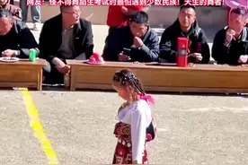藏族小女孩在广场上跳起藏族舞，踩着节奏自在又洒脱，似在与影子共舞享受舞蹈！#民族文化 #民俗 #藏族姑娘 #民族舞蹈舞出民族特色视频封面