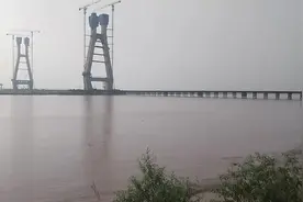 又一座黄河大桥建设中，兰考县至封丘县高速公路。