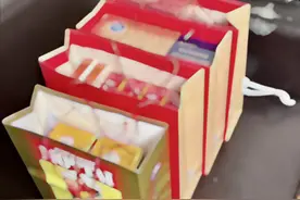 给领导送礼不收怎么办？职场如江湖，给领导送礼被拒，一是送礼的内容不对；二是送礼的标准太高；三是送礼方式不对。看懂这10条送礼法则，让你做人做事越来越顺。  1、在当下这个社会，还是有很多事要通过送礼搞定。不愿意送礼，保持正派品格，别人只能让你走程序了。走程序未必办不成，但肯定办不快，而且办不成的风险很大。  2、逢年过节，送礼不仅仅是文化传统，也是人性逻辑。对领导，请客送礼就是催化剂。有时候职场也是化学反应，缺点催化剂，就不产生反应。  3、当你穷困潦倒的时候，不要送钱，人家不敢收，穷人心疼钱，办成事也可能恨你。收礼的人最看重安全。当你没有钱的时候，送让人放心的东西，比如鞍前马后帮人家跑腿办事。  4、职场如江湖，办常规的事情，走正常程序。如果程序走不通，就要考虑送礼的问题。你办私事或求人的事情，不走正常程序，要先送礼、求对人，主事的人会教你怎么走程序。  5、办事之前先送礼，不需要很贵重。求人给你指点，不需要帮你具体做什么，指对了路子、点透里面的潜规则，甚至告诉你送礼的标准，就能少走弯路、不送错人就赚了。  6、送礼不能撒胡椒面，人人都送礼，人人都不负责。所以送礼要找到关键人，80%的预算砸给关键人，20%的预算打点周边的人，让他们别挡道就够了。  7、逢年过节、红白喜事，有钱出钱，有力出力，有能平事地帮忙通路。你去串门，走到楼下，买点高档水果，好感不一定是靠金钱砸出来的，也靠一点一滴的经营积累。  8、送礼不是消费，而是投资。消费是花钱立即能得到东西。投资是花钱等回报，可能是即时的，也可能是长期的，有些普通人担心钱花了没有收益。  但其实送礼是职场上回报率最高的投资，高人不会占送礼者的便宜的，有时候指点你一句、提拔你半格，带来的回报都是成百上千倍的。  9、送礼要有合理的放大效应，多大的事送多大的礼，这是有市场规律的。有些人想以小博大，拿着篮鸡蛋就想让你批块地，职场也是这个道理。  10、人脉需要经营培养的，是需要长期浇灌滋养的。学会投资，慢慢经营，感情到位了，事情就顺理成章了。不要临时抱佛脚，平时不走动人情，遇到事连门都进不去。  很多人不想花时间经营关系，遇到事情就想买，没有信任的交易，成本非常大，关键是对方不敢收，所以也不办事。#干货分享#认知#送礼#处世智慧视频封面