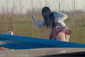 “再哭”！孩子为玩手机闹跳车，气得妈妈忍不住，高速上停车一顿暴打。网友：打得好，像这样母亲学习！视频封面