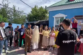 给大家分享在婚礼当天替朋友感谢父母和家人的话语🫂✨🥰👸视频封面
