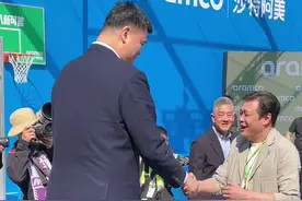 姚明范志毅F1围场同框 上海老乡聊得来 3月22日，2025 FORMULA 1 喜力中国大奖赛展开第二个比赛日的争夺。姚明、范志毅亮相围场，两位上海老乡相谈甚欢。#f1中国大奖赛 #姚明 #范志毅视频封面