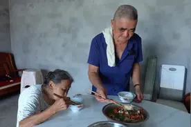 徐三娃卖剩的山螃蟹，74岁老父亲用来鸡炖汤，味道鲜美太好吃了