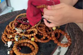 怪不得人家盘的好，原来是有办法啊。#文玩爱好者 #桃核手串