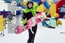 今年第一场飘雪我在广州热雪奇迹邂逅了！来这里解锁不一样的国庆假期！#广东人滑雪有点功夫 #融创雪世界 #滑雪 #国庆吃喝玩乐节#广东国庆假期好去处 @广州热雪奇迹视频封面