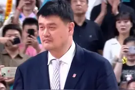 姚明再次为辽宁队颁奖，继伟表情亮了！#辽宁男篮 #CBA总冠军 #姚明 #颁奖仪式 #我保证不哭 @赵继伟 @北漂男孩爱辽篮视频封面