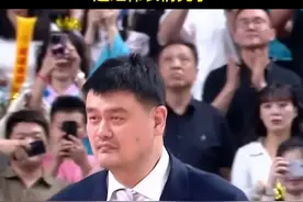 姚明再次为辽宁队颁奖，继伟表情亮了！#辽宁男篮 #CBA总冠军 #姚明 #颁奖仪式 #我保证不哭 @赵继伟 @北漂男孩爱辽篮视频封面