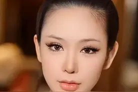 🌟2024泰国万国小姐冠军诞生！👑 🎉普吉府佳丽林Melon（28岁/泰新混血）以优雅风姿摘得桂冠！📸身高165cm的她不但是超模&美妆博主💄，更以泰国国立法政大学学霸身份惊艳全场🎓。 💋作为全网人气美妆教主，她用干货化妆教程圈粉无数💻✨，独创品牌【泰国STEAM BOSS】💼将美学理念化作千万女孩的自信秘籍💄💍。  👠T台女王+商业女强人双buff加持，实力演绎：美丽，从来不止一面！💃🔥 #美妆 #选美大赛 #冠军#女性魅力#颜值视频封面