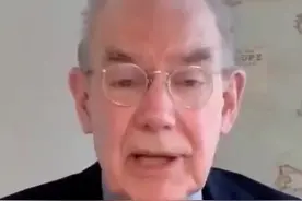 中国小伙喊话美国人民：你们的敌人不是中国，而是美国寡头。米尔斯海默表示赞同