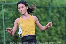 摇头晃脑李美珍跑得快长得还漂亮，是多少跑友心中的女神啊，重点是还追不上#成都马拉松#2024成都马拉松#李美珍#运动女孩#爱跑步的小姐姐视频封面