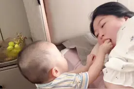 小虎牙要当哥哥了，不知道生出来以后小虎牙当哥哥的会不会欺负弟弟妹妹，看小虎牙现在像暖男一个才一岁多就会照顾妈妈了，将来肯定是一个好大哥#二胎 #孕早期 #小虎牙 #等晶晶不孕吐了27号请大家吃喜糖视频封面