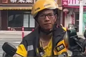 武汉残疾外卖小哥回应骑车安全问题：骑了8年，没出过意外视频封面