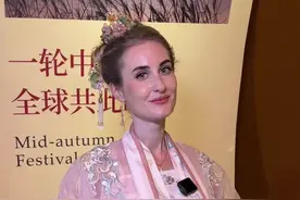 对老外来说，中国中秋节真的有好多习俗~太好玩了#外国人在中国 #今年要炫一种很新的月饼 #中秋新赏法华美趣团圆 #中秋团圆华美月饼   #华美月饼博物馆视频封面