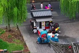 西湖小卖部年租金那么贵，靠什么赚钱呀？网友：一天得卖多少烤肠·矿泉水视频封面