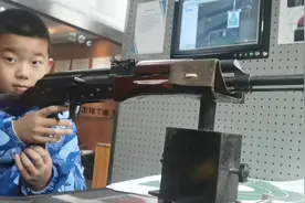 带九岁儿子去打靶，近距离感触AK47的魅力，体验实弹射击的快乐视频封面